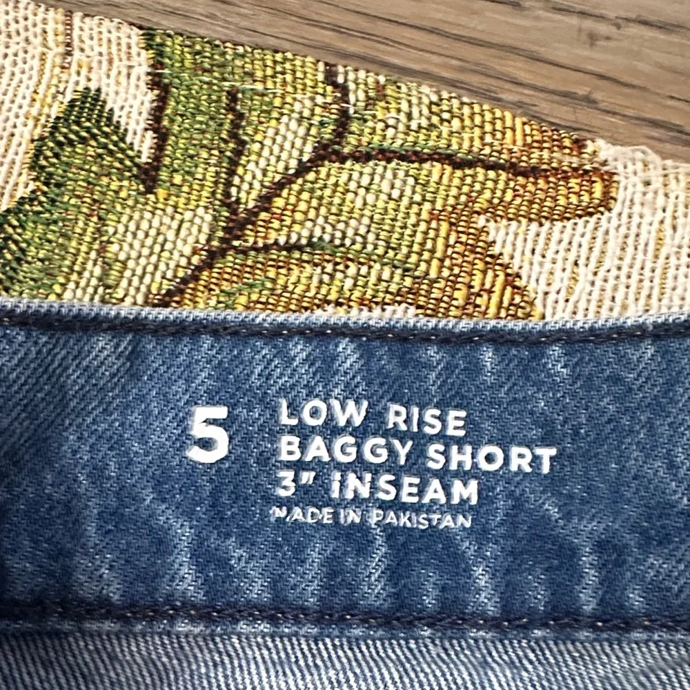 Arizona Jean Co Distressed Low Rise Baggy Denim Shorts Size 5 Button Fly